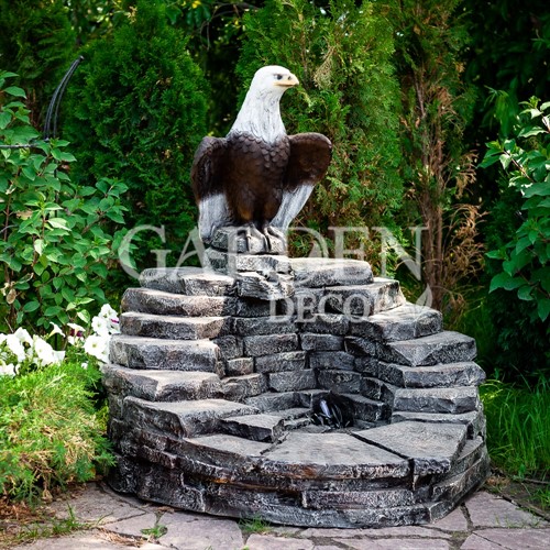 орел на камнях фонтан для сада