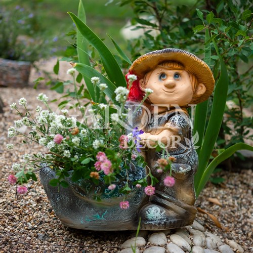 Садовое кашпо для цветов Мальчик с гусем