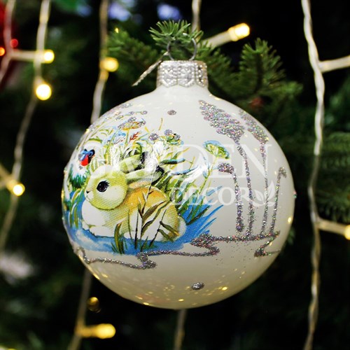 Шар ёлочный Зайчик под кустиком 80мм - фото 85260